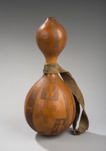 Pipe made of calabash. Portrays different motives. We see schematic figures and more abstract motives, of which the figures display the function of the object. EO.0.0.6785, collection RMCA Tervuren; photo J. Van de Vyver, RMCA Tervuren ©